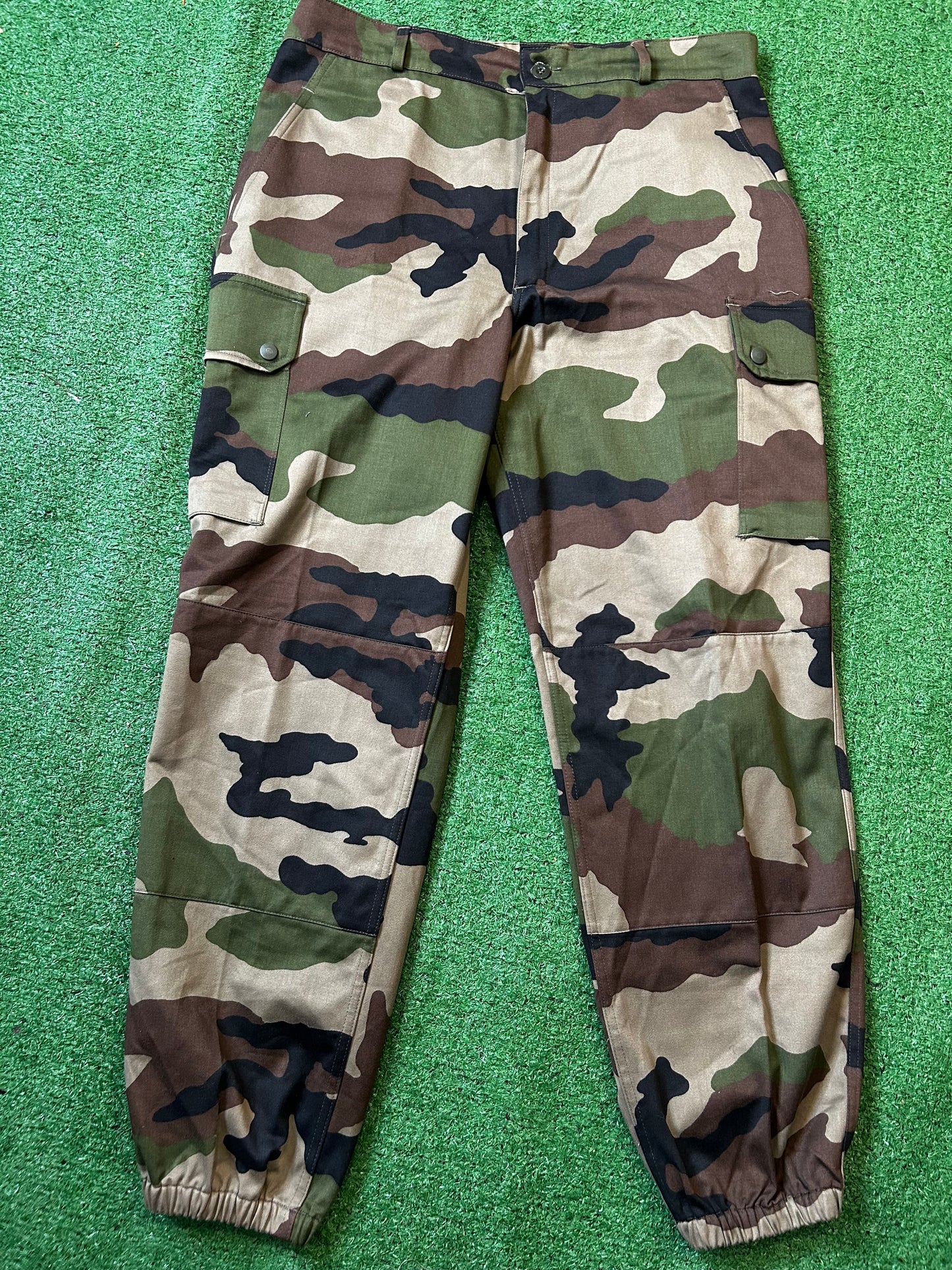 Authentic camo pants (size medium)